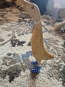 DCUK Holz Ente handgeschnitzt Figur blau gepunktet Stiefel - Bild 1 von 6