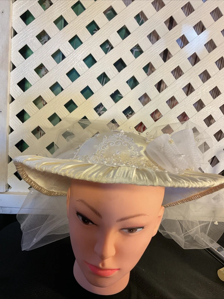 Sombrero de boda fascinador vintage de encaje y satén con velo y caja de sombreros Foto 1 de 4