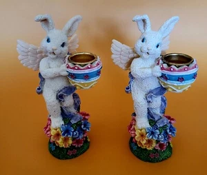 Hasen mit Engelsflügeln Kerzenhalter 2er Set, Blumensockel mit Ostereiern - Bild 1 von 2