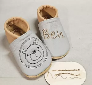 Lederpuschen Krabbelschuhe Babyschuhe mit Namen Bär Hellgrau/Caramel - Bild 1 von 1