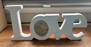 Weißer Holzschriftzug „Love“ mit Bilderrahmen  - Bild 1 von 1