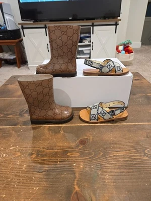Gucci Niños GG Botas de Lluvia de Goma Y Sandalias GG Lote Botas Talla 20 Sandalias 24 LIMPIAS Foto 1 de 4