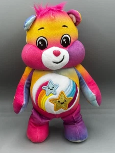 Care Bears Dare to Care 9" Tie Dye Teddy Bear Peluche Juguete Muñeca - Imagen 1 de 3