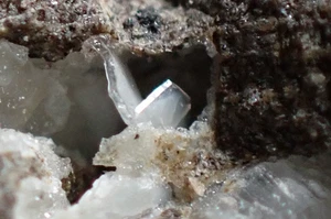 LEVYNE-Ca * ¡CRISTALES EN MATRIZ!!! Heřmanice, REPÚBLICA CHECA - Imagen 1 de 11