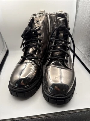 Серебряные металлические зеркальные боевые ботинки для девочек MADDEN NYC — размер 2 на молнии на шнуровке - Изображение 1 из 4