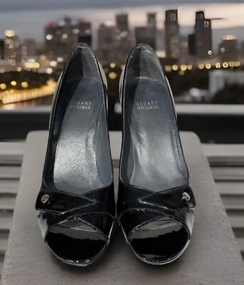 Tacones de charol Stuart Weitzman negros con logotipo de punta abierta para mujer talla 8,5 Foto 1 de 4