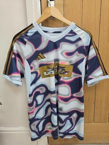 Adidas X Pabllo Vittar "Love Unites" LGBT Fußballtrikot Herren schmale Passform Medium neu mit Etikett - Bild 1 von 7