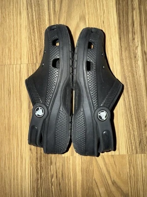 Zuecos Crocs J1 negros para niños Foto 1 de 4