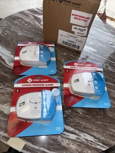 FIRST ALERT Plug-In Carbon Monoxide Detector with Battery CO605 3 PACK New - Picture 1 of 3