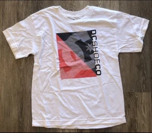 NEW DC VINTAGE SKATEBOARD SURF MX GOLF SUP SNOW BMX T SHIRT BOYS MEDIUM STICKER - Picture 1 of 3