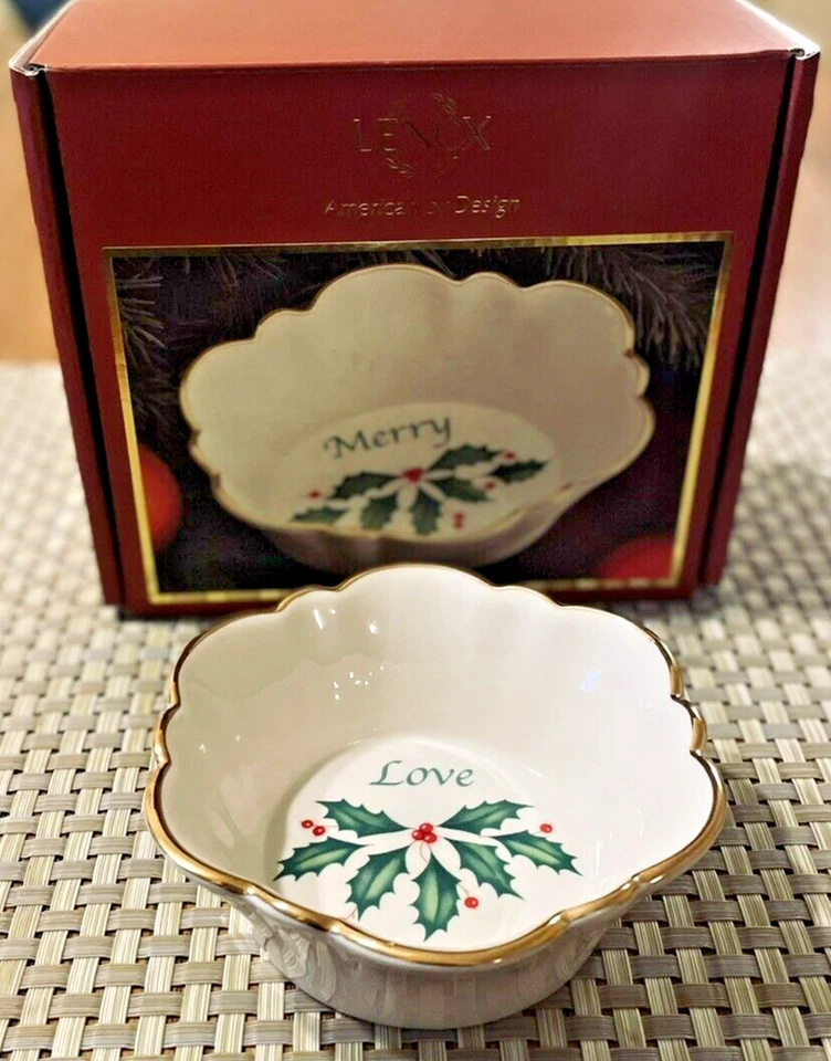 Lenox Holiday Holly Round Fluted Dish Candy Bowl Love