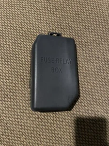 2006-2011 KIA RIO FUSE BOX RELAY PANEL COVER LID UNDER HOOD OEM - Picture 1 of 3