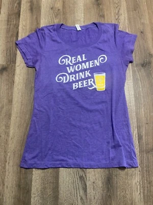 Camisa de lona Bella +, para mujer talla grande, púrpura, estampado de cerveza bebida real para mujer Foto 1 de 4