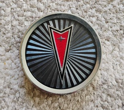 Pontiac GM #C-831109-2 1977-87 15" tapacubos emblema Grand Prix Bonneville Foto 1 de 3