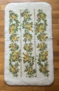 Vintage Badematte Vorleger Plüsch 34 "x 20" Blumenmuster weiß gelb grün braun gebraucht - Bild 1 von 9