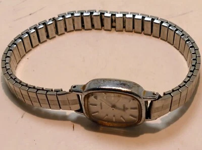 Ladies Lorus V236-5040 Silver Tone Quartz Watch - - NOT WORKING Parts / Repair - image 1 of 4