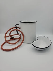 Riegador de artículos quirúrgicos de hospital esmaltado vintage con manguera y clip de flujo sartén - Imagen 1 de 7