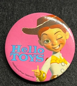INSIGNIA PIN BOTÓN GRANDE JESSIE DISNEY TOY STORY 'HELLO TOYS' - Imagen 1 de 3