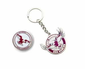 SET 2 MANLY SEA EAGLES NRL TEAM HERITAGE LOGO PIN BADGE & MASCOT KEYRING - Bild 1 von 1