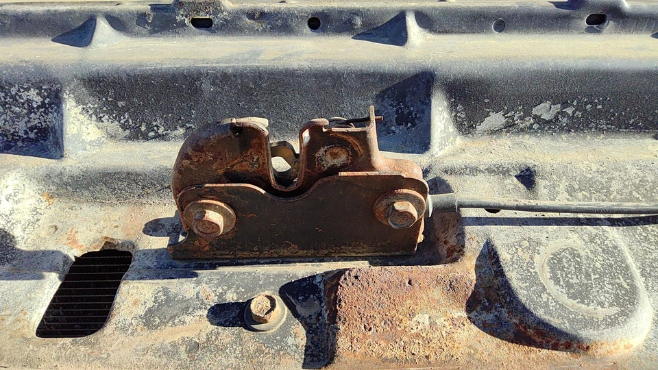 Conjunto de pestillo de capó Chevy K30 1981-1988 con soporte OEM 15606586 Foto 1 de 4