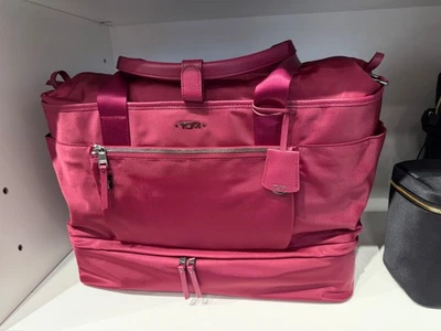NUEVO Bolso de Lona Tumi Voyageur CARLYN Weekender - JEREZ OSCURO con GUNMETAL Foto 1 de 4