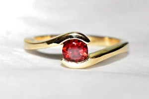9ct Gold Natural Red Garnet Solitaire Wrap Ring 3.10g N/7 - Picture 1 of 10