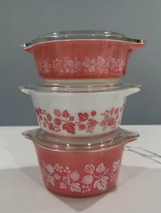 Lote de 3 Cazuelas Vintage Pyrex ROSA GROSELLA ESPINOSA Juego con Tapas ~ 471, 472, 473 - Imagen 1 de 3