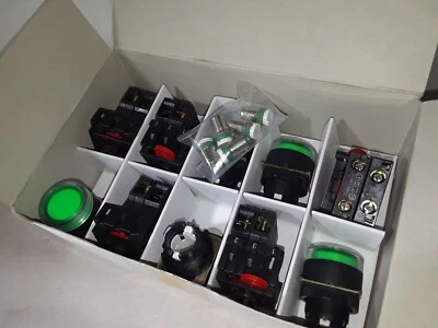 Cinco nuevos interruptores Omron A22L-GG-T1-10M SPST-NO con bombillas LED Foto 1 de 4