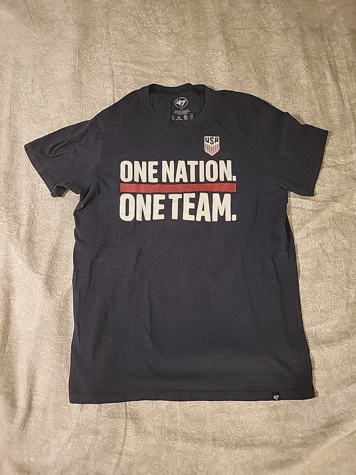 Camiseta de fútbol de Estados Unidos One Nation One Team para hombre L azul marino Foto 1 de 3