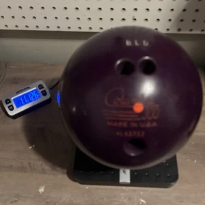 Bola de boliche vintage Columbia 300 The BEAST 11 lb 12,6 OZ perforada púrpura - Imagen 1 de 5