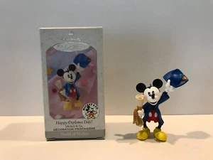 Hallmark Andenken Ornament 1999 Happy Diploma Day Mickey Mouse World of Wishes - Bild 1 von 6
