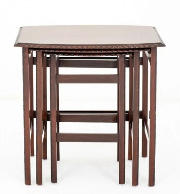 Nido de mesas antiguo de caoba Foto 1 de 4