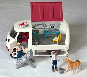 Schleich 42370, mobile Tierärztin mit Pferd, Auto, 2 Tierärztinnen und Zubehör - Bild 1 von 6