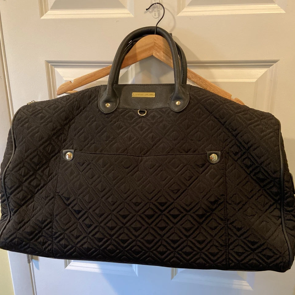 Bolso de Viaje Adrienne Vittadini Negro Acolchado Lona Durante la Noche Fin de Semana Clásico Foto 1 de 4