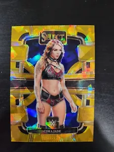 2024 Panini Select WWE Concourse Level Gold Ice Prizm Cora Jade /10 - Foto 1 di 2