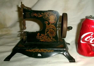 ANTIQUE PRESSED STEEL LINDSTROM CHILDS SEWING MACHINE TIN TOY USA HOME ART LITHO - Picture 1 of 9