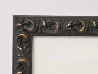 Marco de fotos 8"X10" acabado negro con tonos bajos dorados en perfil ornamentado de 1" de ancho Foto 1 de 4