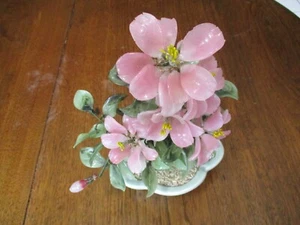 PLANTA DE PIEDRA PRECIOSA CHINA TALLADA SIETE FLORES ROSADAS DE COLECCIÓN 12"hi con maceta ovalada de celadón - Imagen 1 de 11