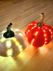 Kürbis in Weiß oder Orange mit LED Beleuchtung selbst gehäkelt. Handmade - Bild 1 von 6