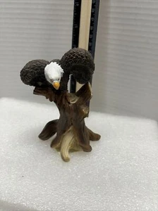 Estatuilla de águila americana sentada en un árbol de EE. UU. 4" de altura - Imagen 1 de 5