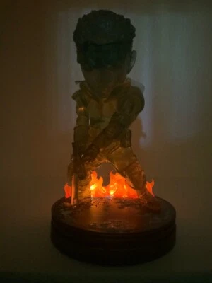 Metal Gear Solid - Estatua de camuflaje de serpiente sólida, primeras 4 figuras, ¡se ilumina!💡NUEVA Foto 1 de 4