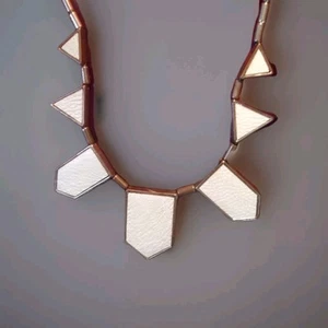 Collana bavaglino Casa di Harlow similpelle bianca tono oro 20" - Foto 1 di 17
