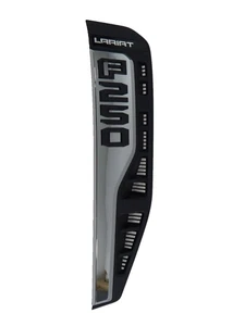 New OEM 2023-2026 Ford F-250 Super Duty Lariat Right Fender Emblem Badge Chrome - Foto 1 di 6