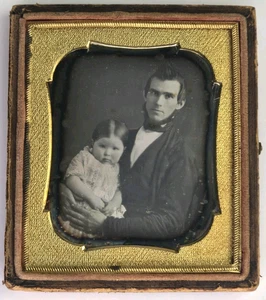 Antike Daguerreotypie halbes Etui hübscher viktorianischer Mann Vater hält Tochter  - Bild 1 von 4