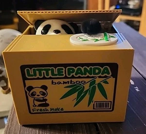 Kleiner Panda Bambus Fresh Make mechanische Bank batteriebetrieben Münzgreifer FUNKTIONIERT - Bild 1 von 8