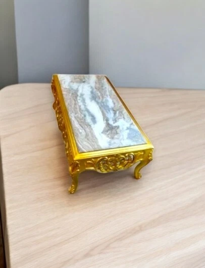 Une table basse style Louis XV dorée, sculptée, avec un plateau en marbre blanc. - Photo 1/1