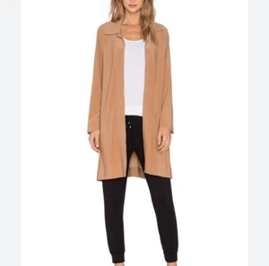 NUEVO CON ETIQUETAS Chaqueta de gabardina Norma Kamali para hombre talla S camel de gran tamaño frente abierto elástica - Imagen 1 de 8