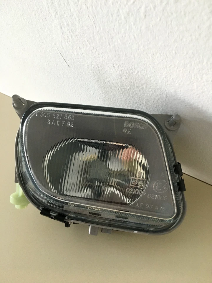 Mercedes-Benz Nebelscheinwerfer rechts W210 E-Klasse A210 820 0256  Original Neu - Bild 1 von 4