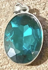 Fashion Glass Gem Pendant 1 Inch Green - Picture 1 of 2
