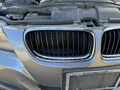 Used Right Upper Grille fits: 2011 Bmw 328I Sdn w/M-aerodynamic package upper bu - Imagem 1 de 4